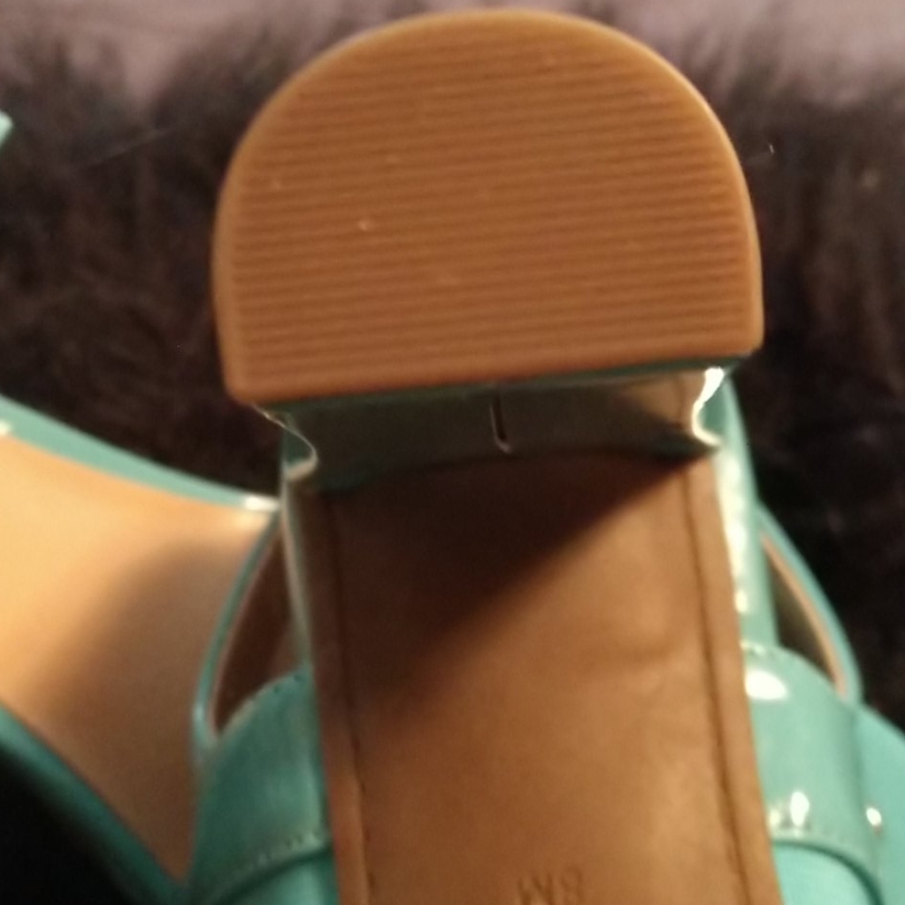 Beautiful Turquoise Patent Heels! - Picture 6 of 10
